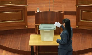 Hasani thotë “së pari Presidenti”, Kushtetuesja tha se zgjedhja e shefit të shtetit duhet të nisë me t’u konstituuar Kuvendi