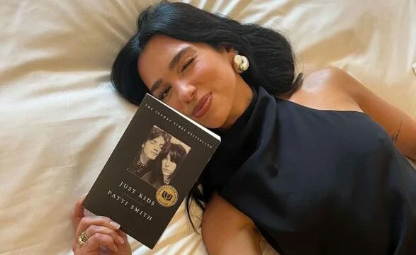Dua Lipa frymëzon edhe përmes librave, zbulon pesë titujt e saj të preferuar