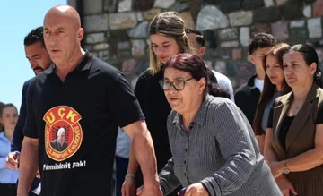 Ramush Haradinaj dorë për dore me nënën Rukë bëjnë homazhe te varri i babait të tij