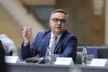 “Po na ndajnë në ne dhe ata”, Tahiri kritikon qasjen politike të Kurtit