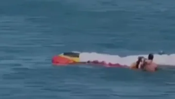 Momente paniku në Vlorë: Parashutisti bie në det, shpëtohet nga dy pushues