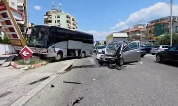Aksident në Elbasan, autobusi me fëmijë përplaset me veturën dhe përfundon në pikë karburantesh