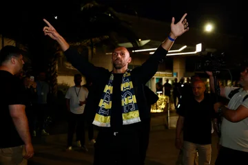 Vedat Muriqi mbërrin në Stamboll, pritet nga tifozët e Fenerbahçes