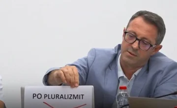 Burrin e Albulena Haxhiut e bën ‘horë’ kushëriri i tij: Mozamakeq për plakun kënd e ka lënë mbrapa, ruaje pak veten