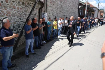 Haradinaj në Gjakovë dhe Junik, shpreh ngushëllime për familjet Salihu dhe Shehu