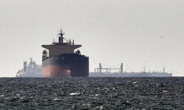 Dërgesat e naftës përmes Ngushticës së Hormuzit rriten dukshëm pas marrëveshjes SHBA-Iran