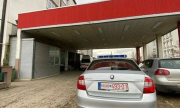 Theret me thikë një person në sheshin e Prishtinës, dërgohet në QKUK i siguruar nga policia