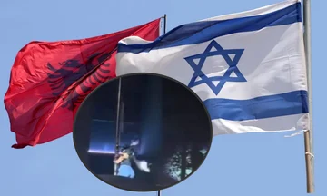 Dalin pamjet e incidentit, një vajzë me maskë shkul flamurin e Izraelit te ambasada në Tiranë