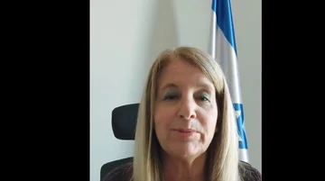 Ambasadorja izraelite pas heqjes së flamurit nga protestuesit: Akt që turpëron popullin shqiptar
