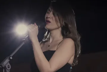 Këngëtarja iraniane dënohet me 74 goditje me kamxhik pasi performoi pa hixhab