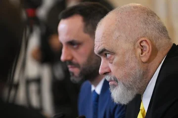 Ministri i Brendshëm porosit protestuesit nga Kosova në Tiranë: Mos harroni, Rama kerkoi njohjen e Kosovës në mes të Beogradit