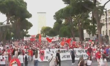 Nis protesta e 22-të në Tiranë, qytetarët mblidhen para Kryeministrisë