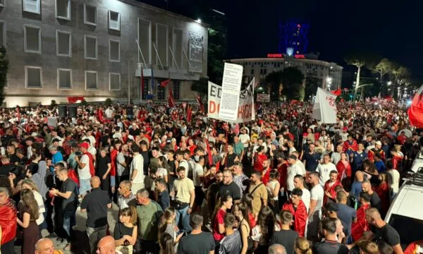 Pas mbledhjes te Kryeministria, nis marshimi masiv rrugëve të Tiranës: Rama n’burg, Berisha n’burg