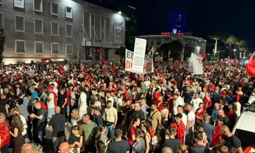 Pas mbledhjes te Kryeministria, nis marshimi masiv rrugëve të Tiranës: Rama n’burg, Berisha n’burg