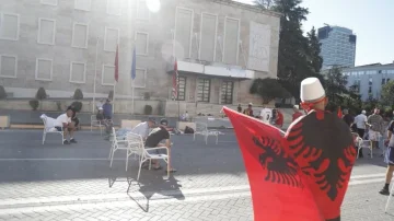 Protesta në Tiranë, një grup protestuesish kaluan natën përpara Kryeministrisë