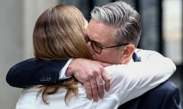 Starmer emocionohet gjatë njoftimit për dorëheqjen, përqafon bashkëshorten
