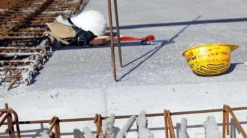 Humb jetën punëtori në Prizren, rrëzohet vinçi në punishte