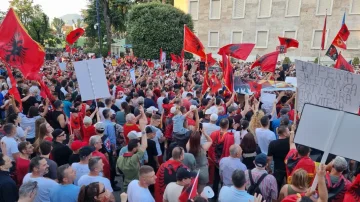 Protesta për Zvërnecin hyn në ditën e 24-të, qytetarët protestojnë para Kryeministrisë