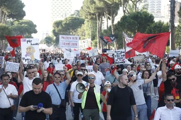 Dita e 25'të e protestës në Tiranë, qytetarët mblidhen para objektit të Kryeministrisë