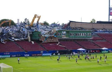 Shembet tribuna në stadiumin ku stërvitet Suedia