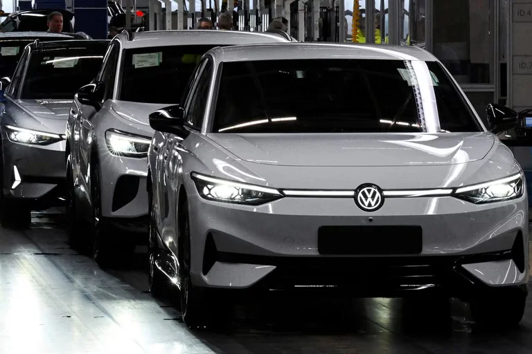 Tronditet bota e veturave: Volkswagen pritet t'i mbyllë 100 mijë vende të punë dhe katër fabrika