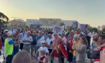 Protestuesit mblidhen për të 29’tën herë në Tiranë – sipas tyre njerëz të pushtetit “duan të nxisin dhunë”