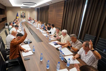 LDK “shfaq unitet” pas mbledhjes së Kryesisë – por mungesat në fotografi ngrenë pyetje për narrativën e brendshme