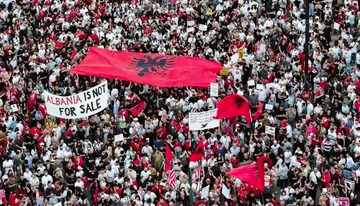 “Asnjë deputet nuk na përfaqëson” – Protestuesit në Shqipëri drejt krijimit të “Kuvendit Qytetar” me 500-600 anëtarë