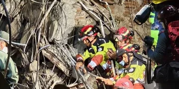 Tërmeti vdekjeprurës në Venezuelë, ekipet e shpëtimit nxjerrin të gjallë 12-vjeçarin pas pesë ditësh nën rrënoja