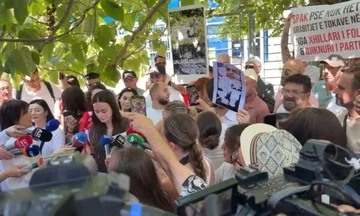 “Rama, Rama, SPAK you”, protestuesit mblidhen para SPAK, dorëzojnë padinë për “The Albanian Files”