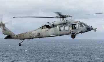 Rrëzohet helikopteri i Marinës amerikane në Detin Arabik, një ushtarak i zhdukur