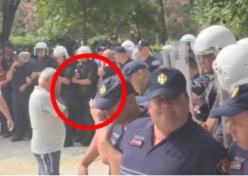 Përshkallëzohet protesta në Shqipëri, një efektiv policie goditet me gur në kokë