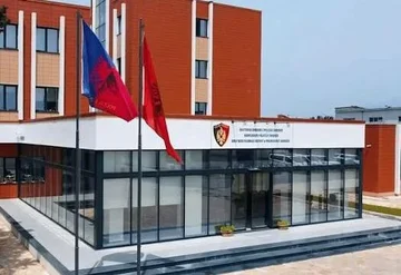 Iu vodhën para çiftit të turistëve duke i kërcënuar me armë, një i arrestuar dhe dy të proceduar në Shkodër