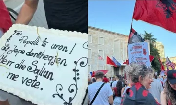 Dita e 35-të e protestës, pjesëmarrësve u bashkohen edhe nga diaspora, tortë Ramës për ditëlindje: Merr edhe Saliun me vete
