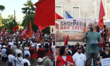 Protesta në Tiranë – Dritan Goxhaj që akuzohet si përkrahës i Iranit, mesazh urimi për SHBA: Mike e popullit shqiptar