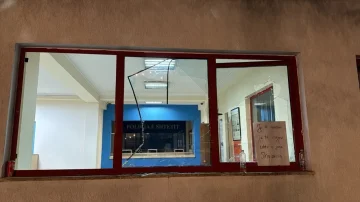 Incidente në mesnatë gjatë tubimit, protestuesit thyejnë xhamat e komisariatit