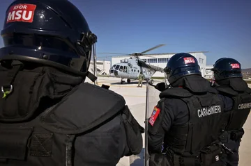 Ushtarët e KFOR-it stërviten me helikopterë në Prishtinë