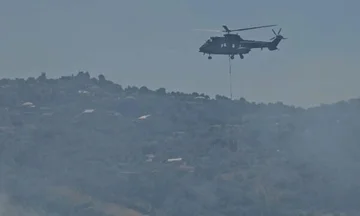 Nis ndërhyrja nga ajri për shuarjen e flakëve në Fier