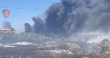 Fier: Dy persona shoqërohen në polici, dyshohet se shkaktuan zjarrin