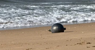 Sfera të mistershme shfaqen në një plazh të Australisë, nisin hetimet