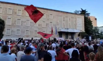 Dita e 36 e protestës, qytetarët para Kryeministrisë, tubimit i bashkohen edhe personat që u liruan pasi u arrestuan të enjten