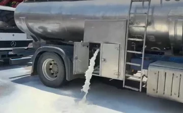 Fermerët derdhin qumshtin në protestë para Ministrisë së Bujqësisë