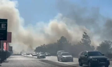 Zjarr në Shijak, tymi pushton autostradën Tiranë-Durrës