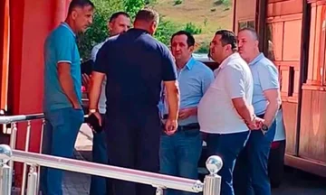 “Dyshime se u përfshin në protesta”, VLEN konfirmon se tre zyrtarët e tyre janë ndalë në Qafë Thanë nga autoritetet kufitare të Shqipërisë