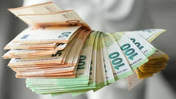 Dyshohet për para të falsifikuara, banka dorëzon qindra euro në policinë e Prizrenit