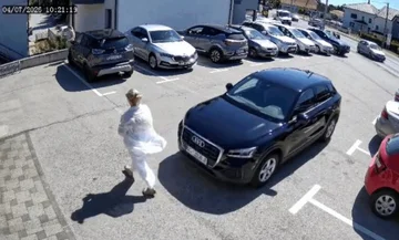 Gruaja s’e tërhoqi frenin e dorës, Audi përfundoi në një shtëpi (VIDEO)