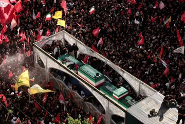 Irani varros Ali Khamenei pas ceremonive masive mortore