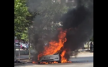 Bëhet shkrumb e hi një veturë te Rruga B në Prishtinë, në vendngjarje zjarrfikësit