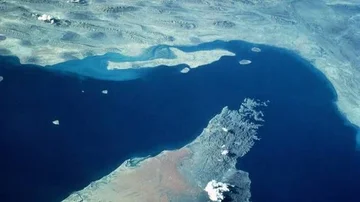 Konflikti rrit çmimin e kalimit në Hormuz, sigurimi i anijeve arrin shifra marramendëse