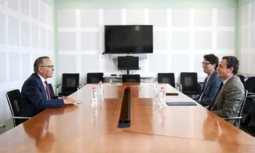 Për takimin Kurti-Hamza njofton Zyra e Kryeministrit, dërgojnë edhe fotografi, kreu i PDK shkoi vetëm